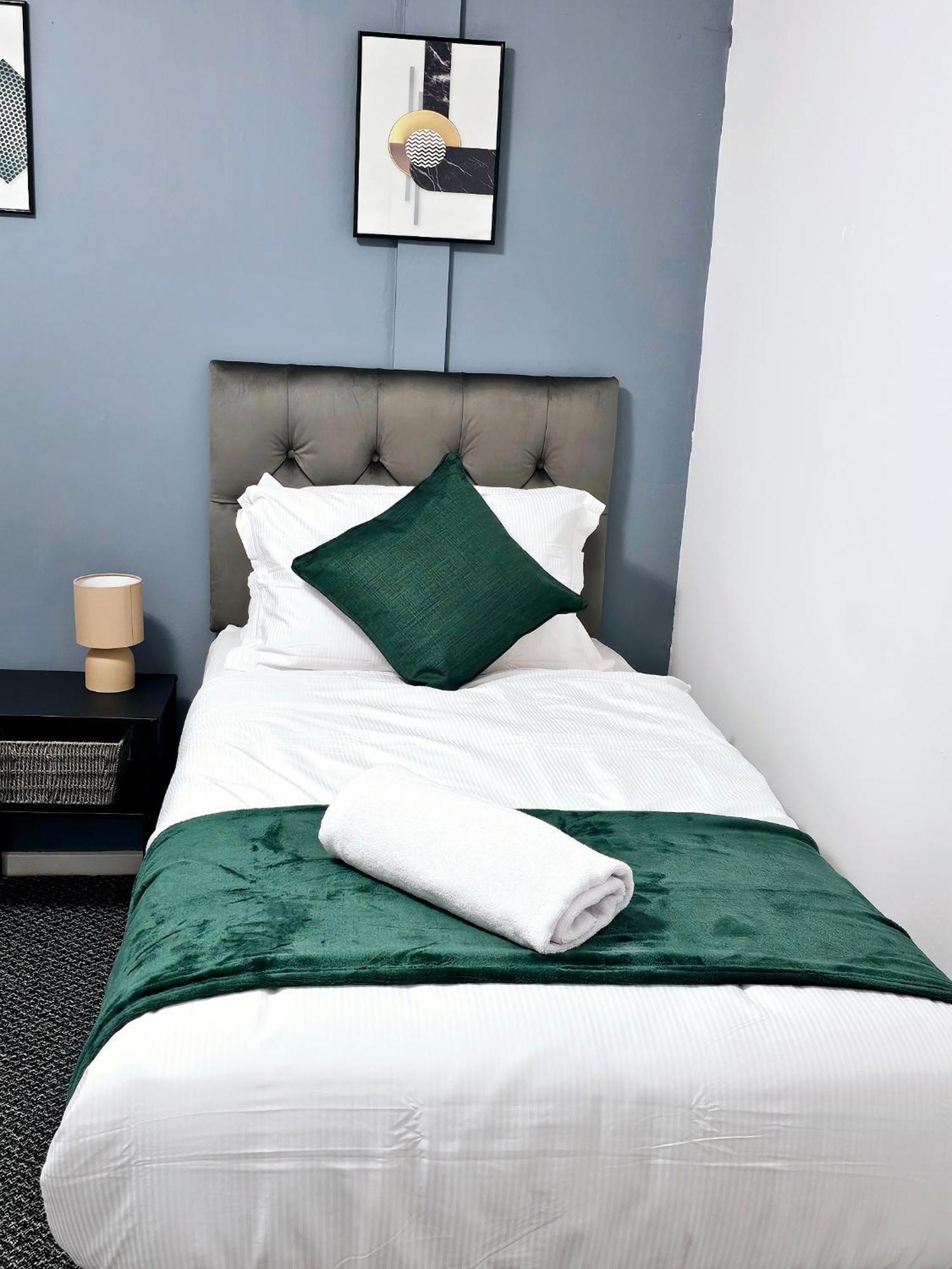 Lushstay Telford - Families, Contractors & Group Of Friends, Long Term Stay Exteriör bild